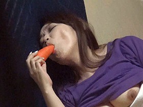 熟女の生野菜オナニー 2　サンプル画像03